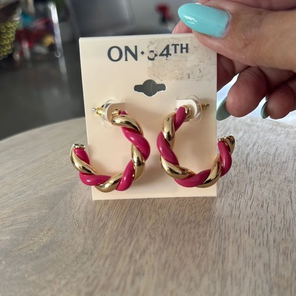 On 34th NWT SC Pink/Gold Swirl HP Braided Hoop Earrings